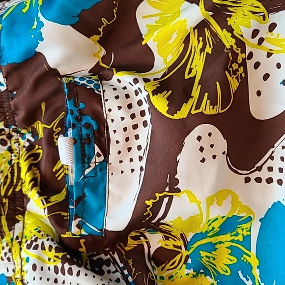 Like new 5 pocket men's shorts/ swim trunks. Mesh interior. - Picture 9 of 12